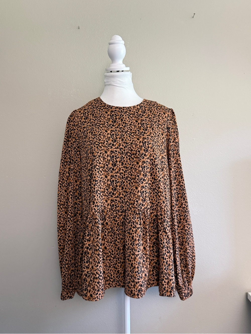 Tuckernuck Pomander Place Leopard Carlota Peplum Blouse Large - Picture 5 of 14
